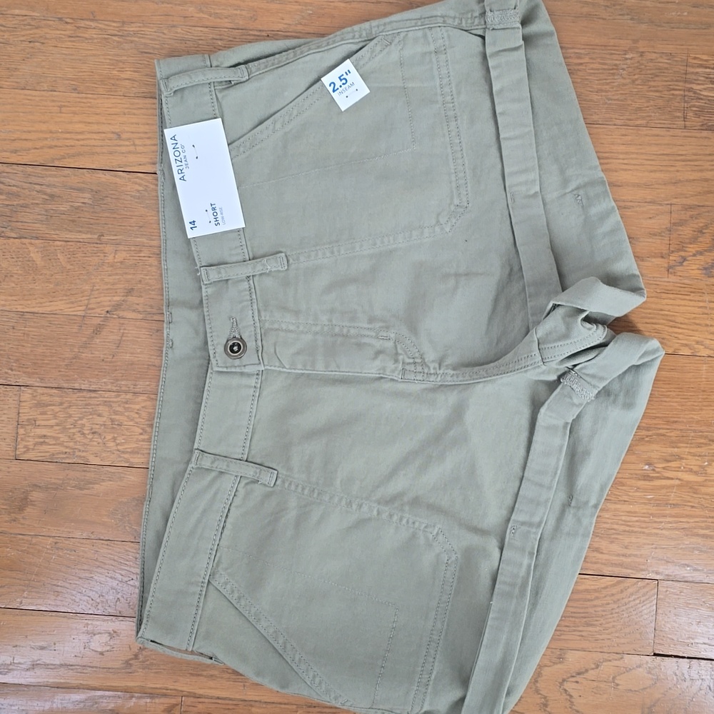 ARIZONA JEAN CO BRAND WOMEN'S JUNIOR PLUS SIZE GREEN LOW-RISE SHORTS SIZE 14